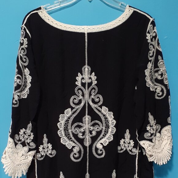 Ultra Pink Lace Embellished Top, Scoop Neck, 3/4 Sleeves, Sizis e L - Picture 2 of 10